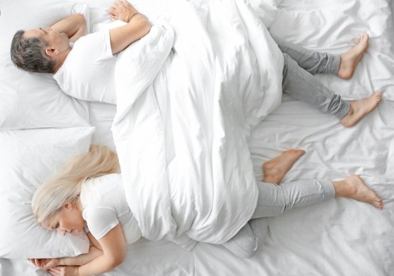 c�mo afecta la intimidad sexual entre pareja<p height=399 width=570>Y hablando de relaciones, en esta ocasi�n nos vamos a enfocar en c�mo afecta la menopausia en la vida con la pareja; �sta resulta un tanto compleja pues los  trastornos f�sicos derivados de esta etapa pueden dificultar especialmente las relaciones sexuales debido por ejemplo a la sequedad vaginal (producida por el bajo  nivel de estr�genos) y a la paulatina transformaci�n de los genitales femeninos. Por ello, en estos casos es necesario recurrir a cremas o lubricantes para que la  penetraci�n no resulte dolorosa.<p>La libido disminuye, por lo que es necesario tener una comunicaci�n abierta con la pareja; el poder expresarle miedos y angustias que pueden generar este nuevo  momento. En el caso de los hombres, su papel debe centrarse en escucharlas, apoyarlas, sentirlas deseadas; esta puede ser una buena oportunidad para descubrir  nuevas formas de placer y disfrute.<p>No hay la misma excitaci�n de antes ni los orgasmos son tan intensos. Debemos ser conscientes de la nueva realidad que tenemos y adaptarnos a ella de la mejor  manera posible. Hay que saber disfrutar de todo lo bueno que trae el sexo en edades maduras. Por ello, para alcanzar un mayor cl�max ser� necesario m�s  dedicaci�n en todo el tema de caricias, juegos y estimulaci�n de todas las partes del cuerpo.<p><h2>Aspectos positivos de la menopausia en la relaci�n de pareja</h2><p><img src=